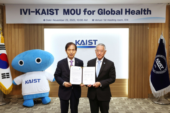 이광형 KAIST 총장(왼쪽)과 제롬 김 국제백신연구소 사무총장이 23일 대전 KAIST 본원에서 글로벌 백신 연구협력 협약을 체결하고 기념촬영을 하고 있다.  KAIST 제공